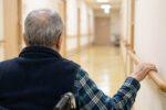 Spitalele, transformate în hoteluri de urgență pentru bunici. „Îl puteți ține câteva zile, nu?” – întrebarea care dă fiori medicilor