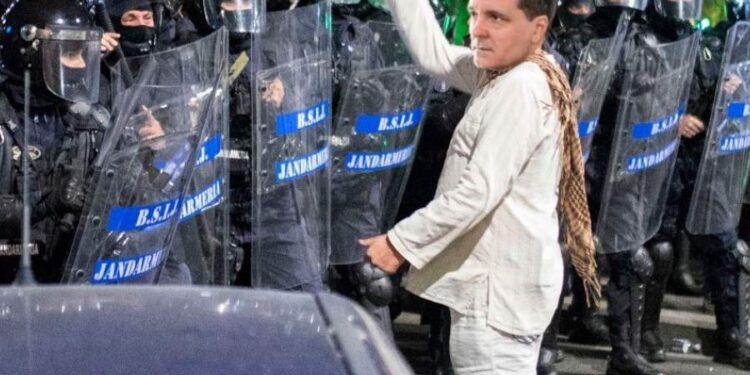 Nicușor Dan era ”fantoma în alb” care dirija jandarmii să bată protestatarii pe 10 august