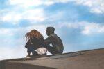 Capcana interdicțiilor: de ce izolarea adolescenților de primele relații le sabotează maturizarea emoțională
