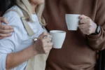 VIDEO Băutura virală care cucerește rețelele sociale, dar stârnește controverse: de ce medicii nu o recomandă zilnic