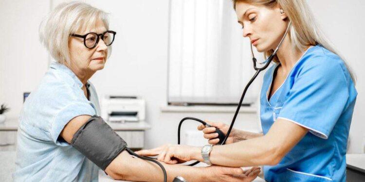 România, pe creștere. Tensiunea arterială a crescut la 90% dintre români