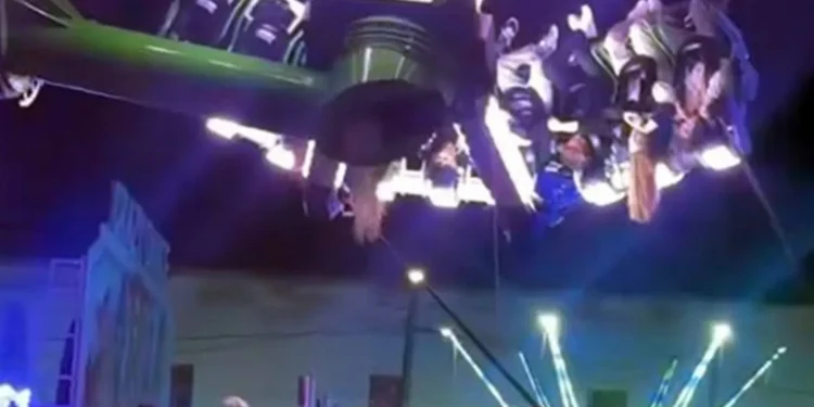 VIDEO Momente de groază la Caransebeș: tineri blocați cu capul în jos într-un carusel defect, intervenție de urgență a pompierilor