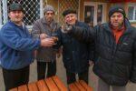 Dilemă pentru un drojdier: din ajutorul social să-și ia băutură sau acțiuni la Hidroelectrica?