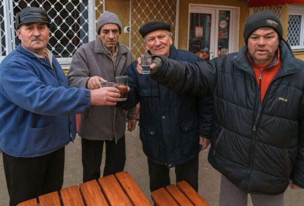 Dilemă pentru un drojdier: din ajutorul social să-și ia băutură sau acțiuni la Hidroelectrica?
