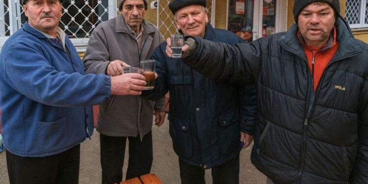 Dilemă pentru un drojdier: din ajutorul social să-și ia băutură sau acțiuni la Hidroelectrica?