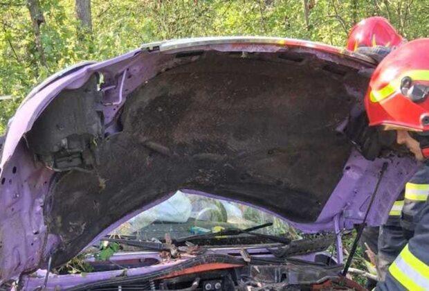 O șoferiță începătoare a ieșit cu mașina în decor. Pasagera de pe scaunul din dreapta, o tânără de 18 ani, a murit