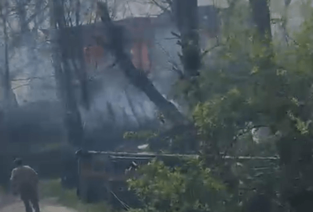 Incendiu de proporții: Ard 11 case în Rucăreni, comuna Soveja, din Vrancea VIDEO/ Incendiul s-a extins