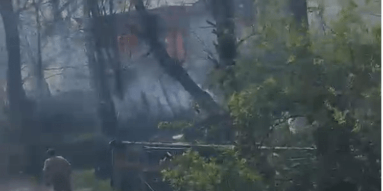 Incendiu de proporții: Ard 11 case în Rucăreni, comuna Soveja, din Vrancea VIDEO/ Incendiul s-a extins