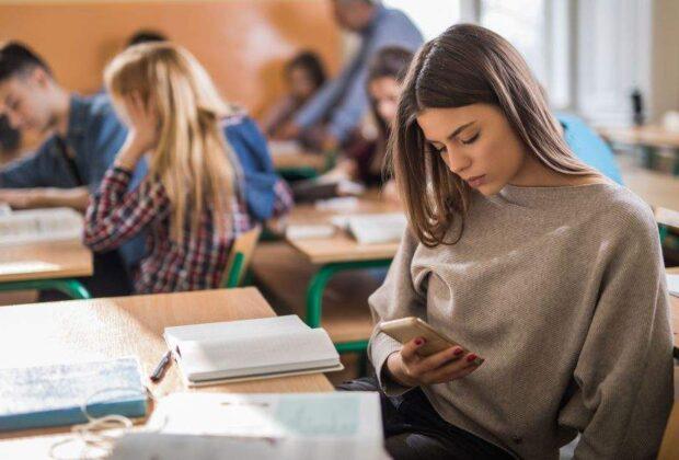 Fetele vor reintroducerea limbii latine în școli: Nu mai știu băieții ce e ăla cunnilingus!
