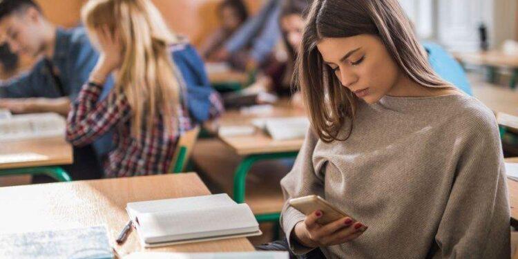 Fetele vor reintroducerea limbii latine în școli: Nu mai știu băieții ce e ăla cunnilingus!