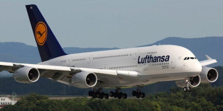 Compania Lufthansa introduce un nou tarif pentru bagajul de mână. De când intră măsura în vigoare