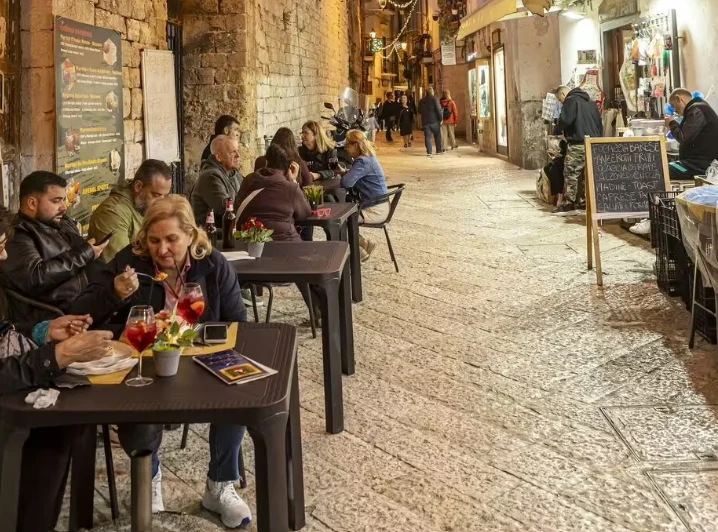 Turiști &icirc;n Bari Vecchia Foto: Getty images