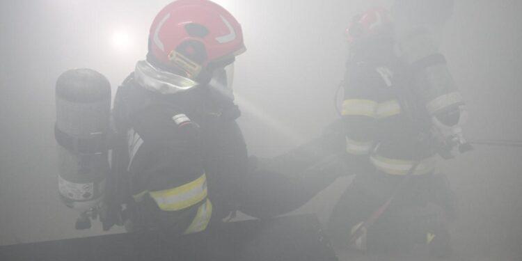 Misiune suspendată peste noapte. Pompierii reiau duminică lupta cu incendiul de la Ilova