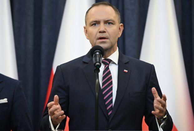 Karol Nawrocki vrea rescrierea Constituției Poloniei și numește un consiliu special. Donald Tusk: „Începeți prin a o respecta pe cea actuală”