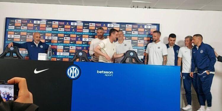 Gestul suprem făcut de Cristi Chivu pentru stafful său tehnic după ce Inter a câștigat titlul!