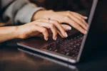 „Doctor Google” versus AI: Cât de sigur e să te tratezi cu ajutorul lor