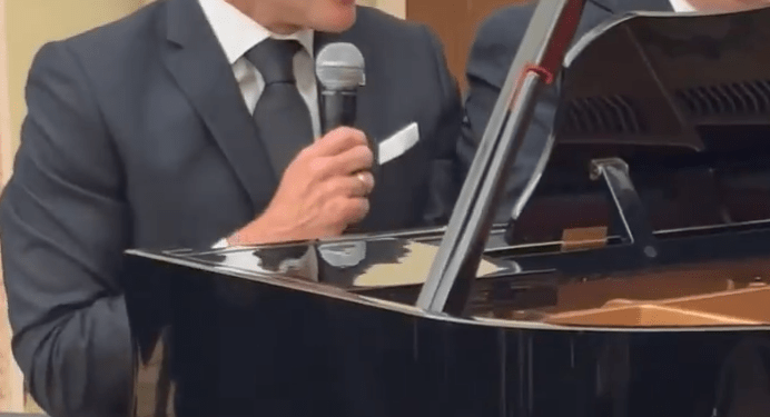 Emmanuel Macron a cântat un celebru cântec francez în timpul unui dineu de stat la Erevan