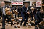 Magazinele de pantofi, luate cu asalt! Acum că e liber la furat, toată lumea caută cutii