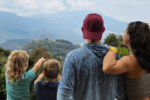 O familie cu doi copii a vândut tot și a plecat în jurul lumii: „Nu au nevoie de școală”