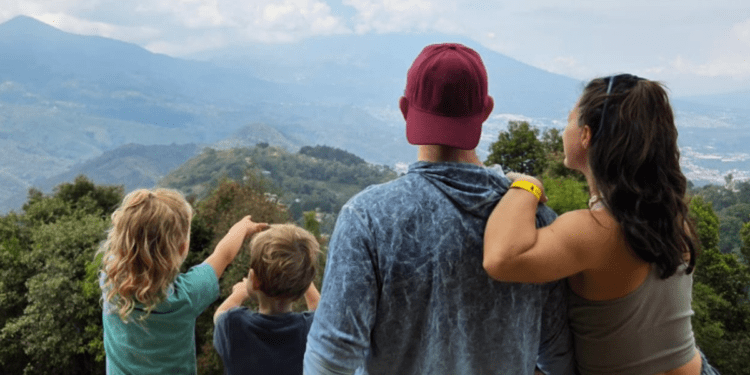 O familie cu doi copii a vândut tot și a plecat în jurul lumii: „Nu au nevoie de școală”