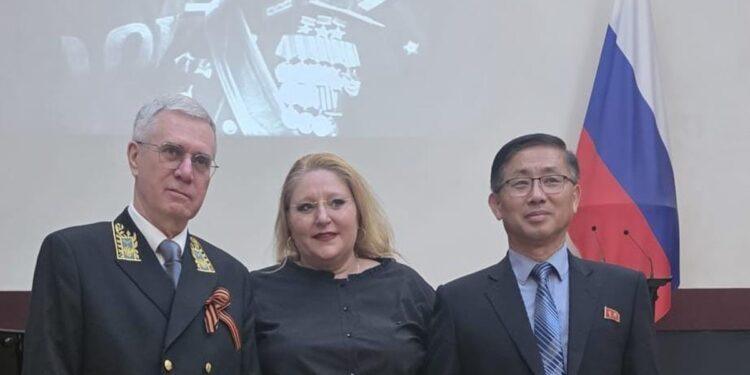 Șoșoacă, din nou în vizită la Ambasada Rusiei unde s-a fotografiat alături de omul lui Kim Jong Un