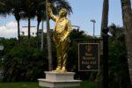 O statuie uriașă aurie a lui Donald Trump a fost dezvelită la clubul său de golf din Florida