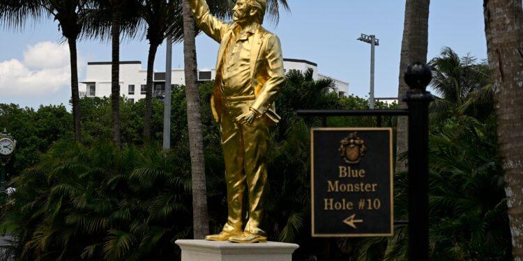 O statuie uriașă aurie a lui Donald Trump a fost dezvelită la clubul său de golf din Florida