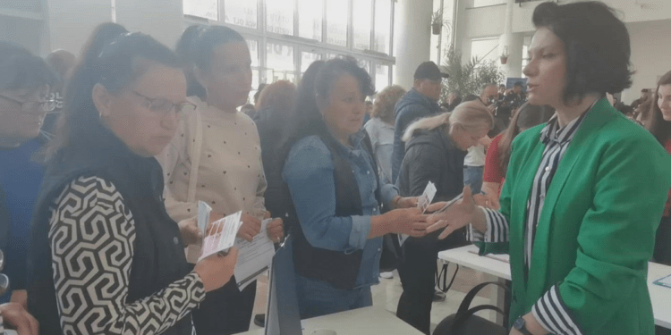 Cine își mai caută job la bursa locurilor de muncă și cu ce succes. „Creierul merge, dar au apăsat niște supărări pe mine” REPORTAJ