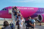 Compromis. WizzAir nu scumpește biletele de avion, dar trebuie să ții în brațe alt pasager