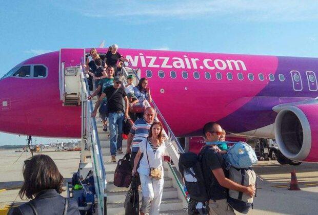 Compromis. WizzAir nu scumpește biletele de avion, dar trebuie să ții în brațe alt pasager