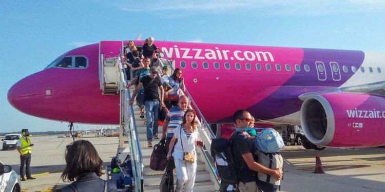 Compromis. WizzAir nu scumpește biletele de avion, dar trebuie să ții în brațe alt pasager