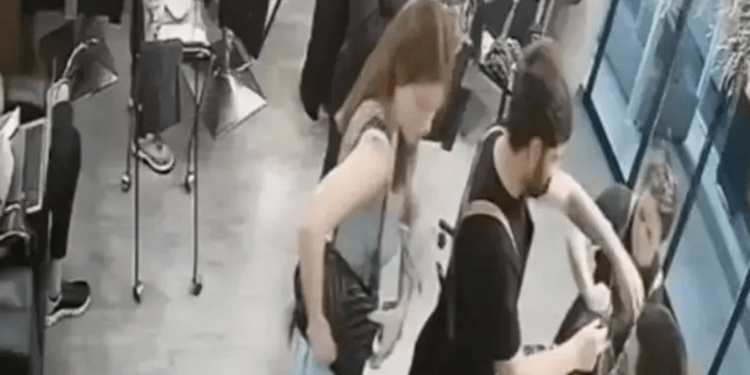 Incident șocant la un salon de înfrumusețare: o clientă nemulțumită de tunsoare și-ar fi înjunghiat hairstylistul