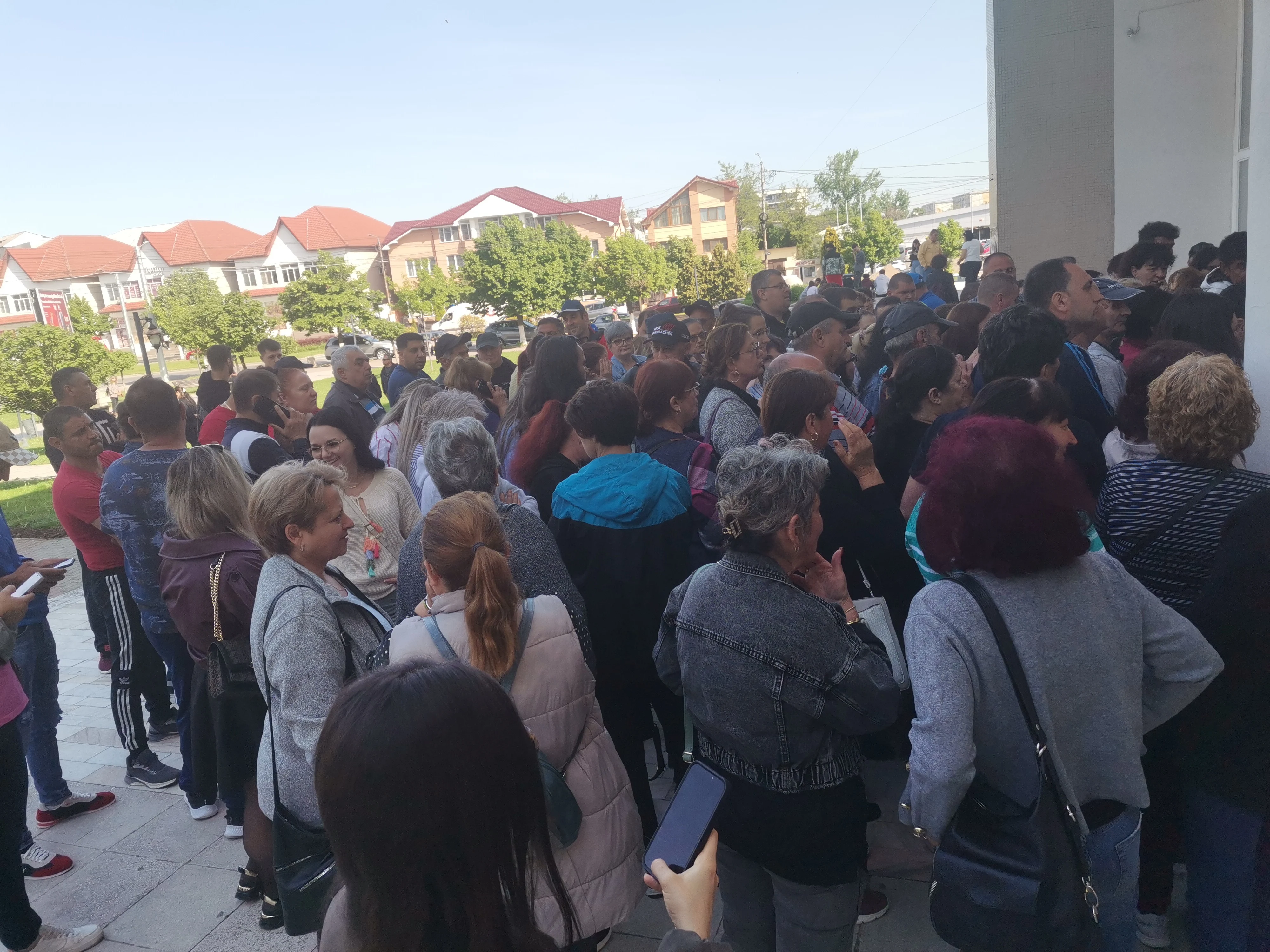 Accesul în sală s-a făcut treptat, așteptarea s-a prelungit FOTO. Alina Mitran