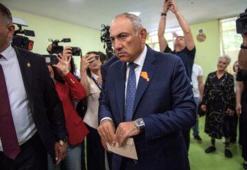 LIVE: 1.500.000 de oameni din 2.500.000 au votat la alegerile cruciale din Armenia. Sondaje contradictorii la ieşirea de la urne