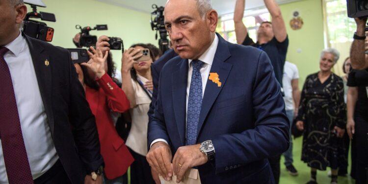 LIVE: 1.500.000 de oameni din 2.500.000 au votat la alegerile cruciale din Armenia. Sondaje contradictorii la ieşirea de la urne