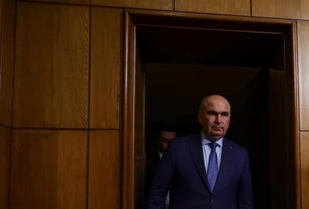 Metoda Bolojan: „În loc să ai 3 angajați plătiți mediocru, mai bine să ai 2 angajați plătiți bine și al treilea să se ducă în privat” / VIDEO