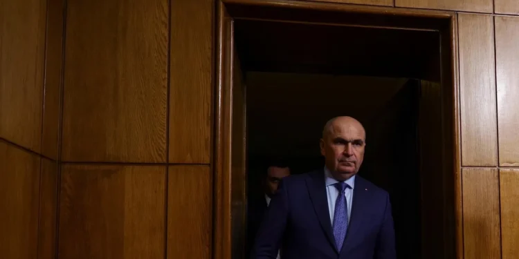 Metoda Bolojan: „În loc să ai 3 angajați plătiți mediocru, mai bine să ai 2 angajați plătiți bine și al treilea să se ducă în privat” / VIDEO
