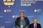 Putin, șocat după ce a văzut-o pe Șoșoacă. Dacă româncele sunt atât de mari, bărbații cred că au 3 metri!