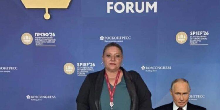 Putin, șocat după ce a văzut-o pe Șoșoacă. Dacă româncele sunt atât de mari, bărbații cred că au 3 metri!
