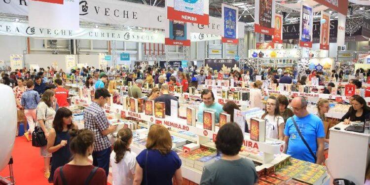 Record de vizitatori la Bookfest. 80.000 de analfabeți funcțional cu figuri în cap