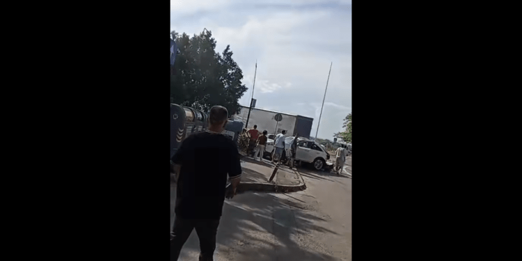 Șoferul de TIR care a lovit 8 mașini și un autobuz în Constanța a primit spray lacrimogen și picioare din partea polițiștilor. Imagini cu intervenția, ce spune șeful poliției locale