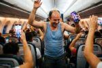 Veşti bune pentru românii care au uitat acasă stickul cu manele: Wizzair oferă internet în avion