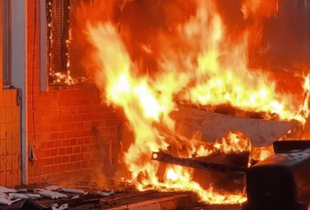 Proteste violente în Belfast după înjunghierea unui bărbat în stradă. Mai multe mașini și proprietăți au fost incendiate