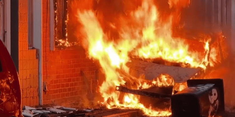 Proteste violente în Belfast după înjunghierea unui bărbat în stradă. Mai multe mașini și proprietăți au fost incendiate