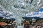 O tornadă cu apă minerală a umplut orașul Borsec de bule și veselie