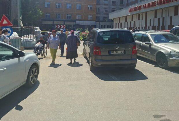 Parcarea de spital, un lux în România. Cazul „Mavromati” Botoșani și chinurile prin care trec oamenii de la țară care-și aduc rudele la spital